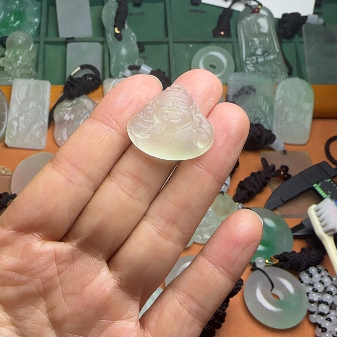 翡翠未镶嵌颈饰财爷爷