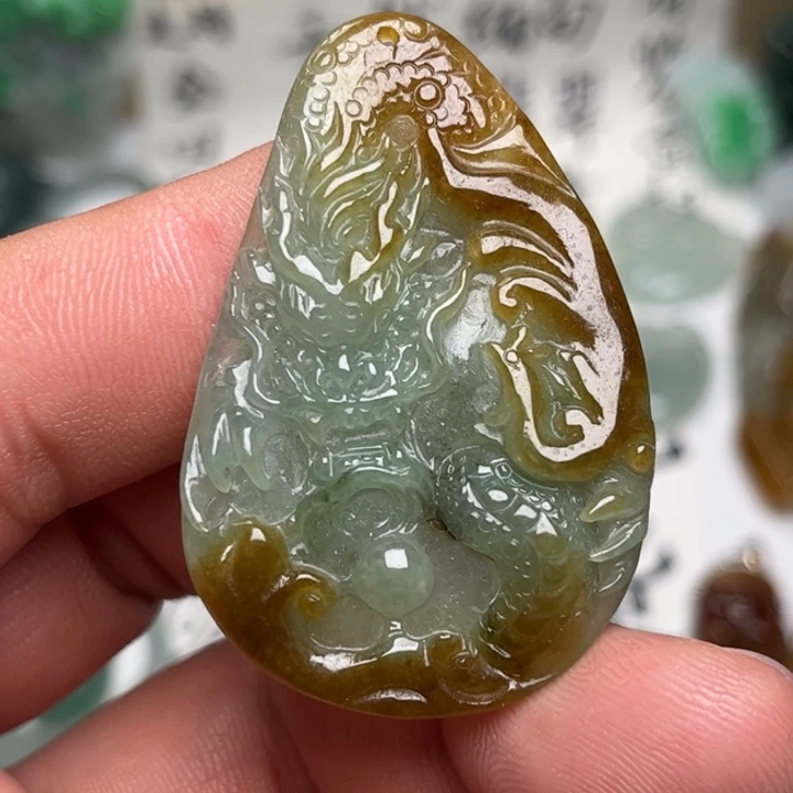 翡翠未镶嵌颈饰龙