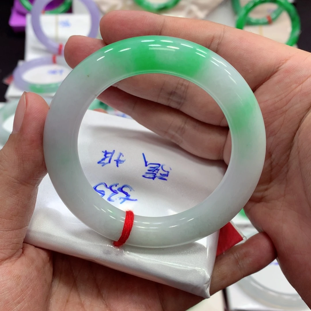 翡翠手镯未镶嵌翡翠