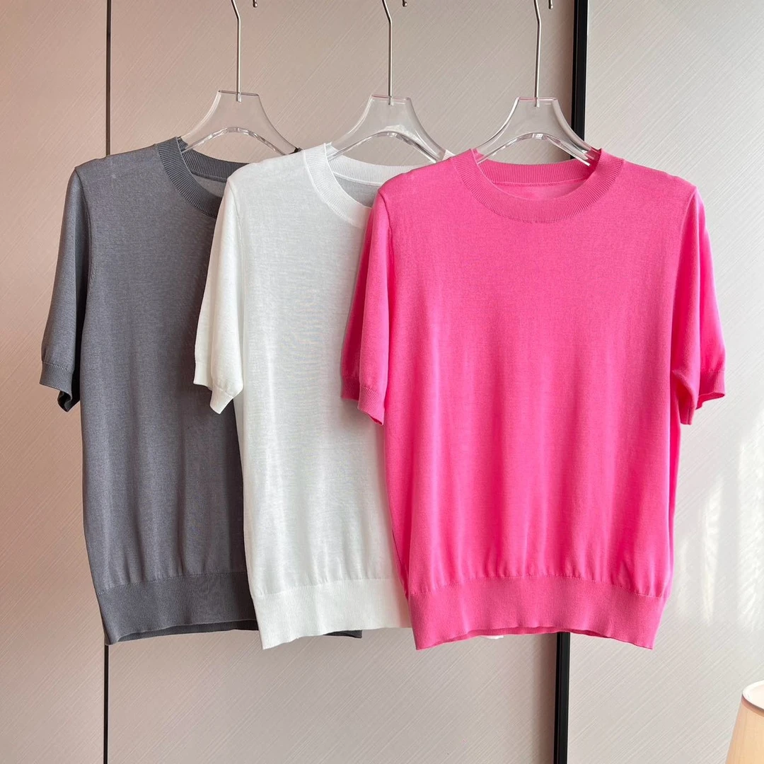 新色圆领针织上衣