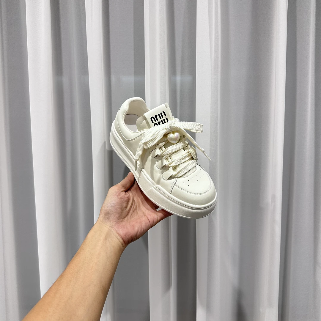 大爆款特惠引流，橡胶发泡底小白鞋软轻弹百搭显鞋小