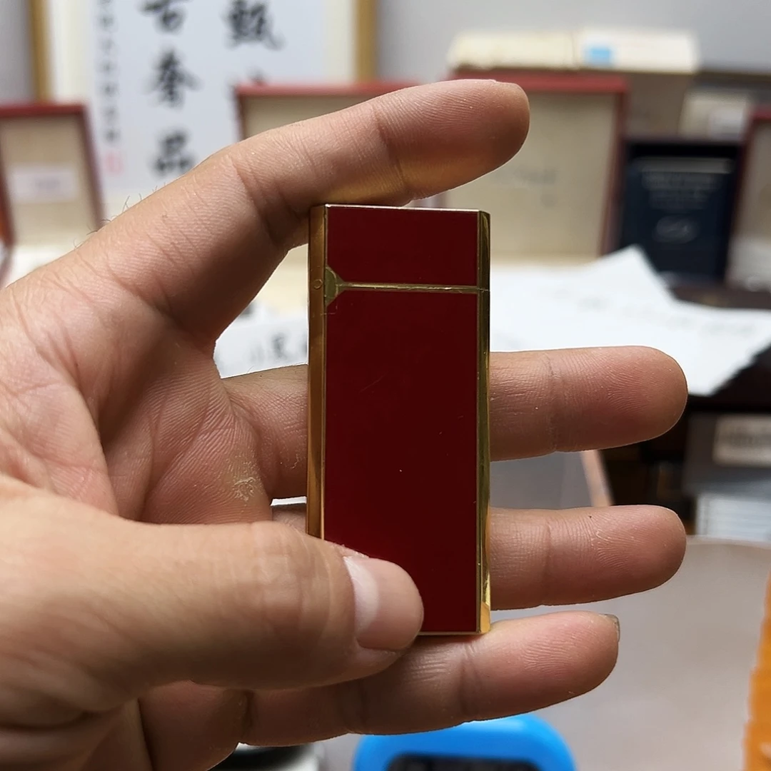 皮尔卡丹红漆金村落