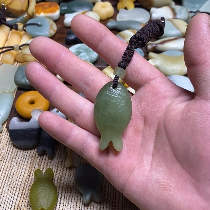 若***蛇纹石玉未镶嵌颈饰