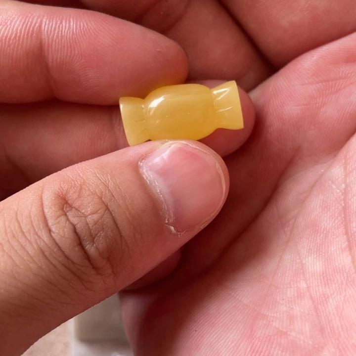 如***意未镶嵌琥珀珠宝奇石