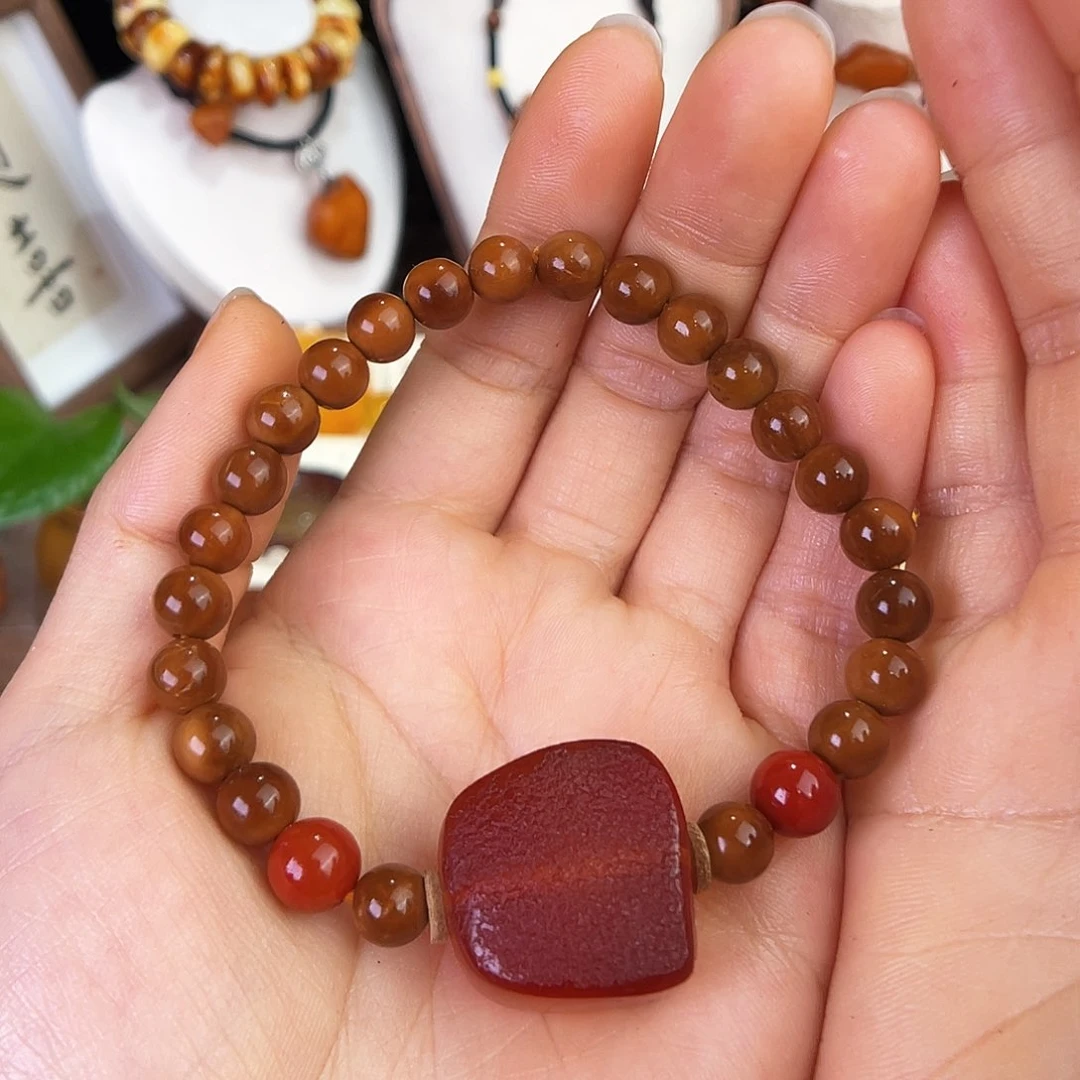 琥珀珠宝奇石未镶嵌。