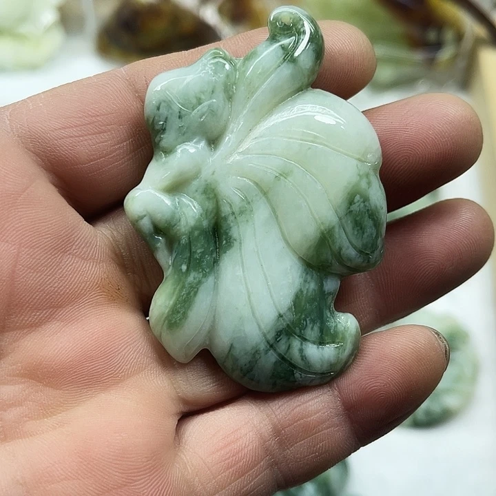 透闪石-蛇纹石玉未镶嵌颈饰