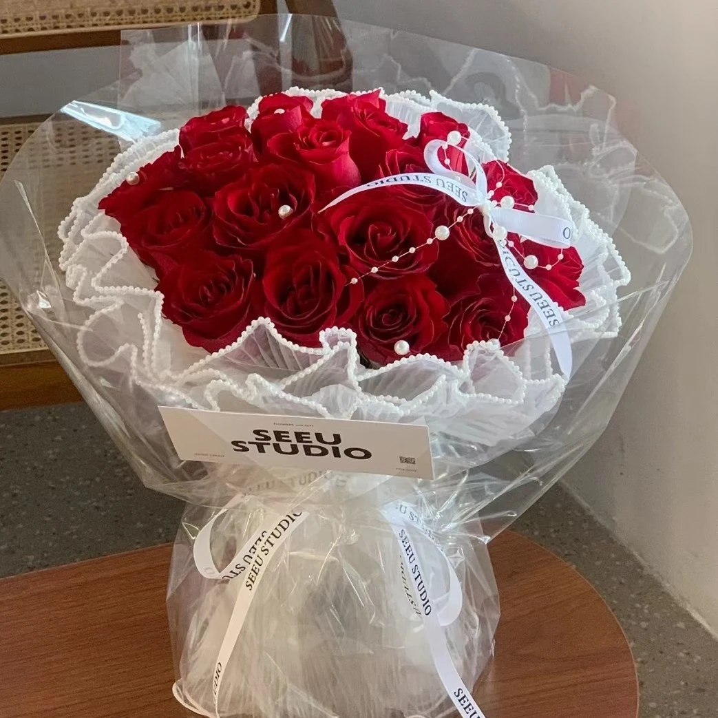 33朵红玫瑰花束白色包装