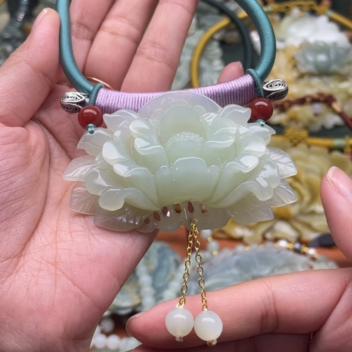 蛇纹石玉吊坠合金