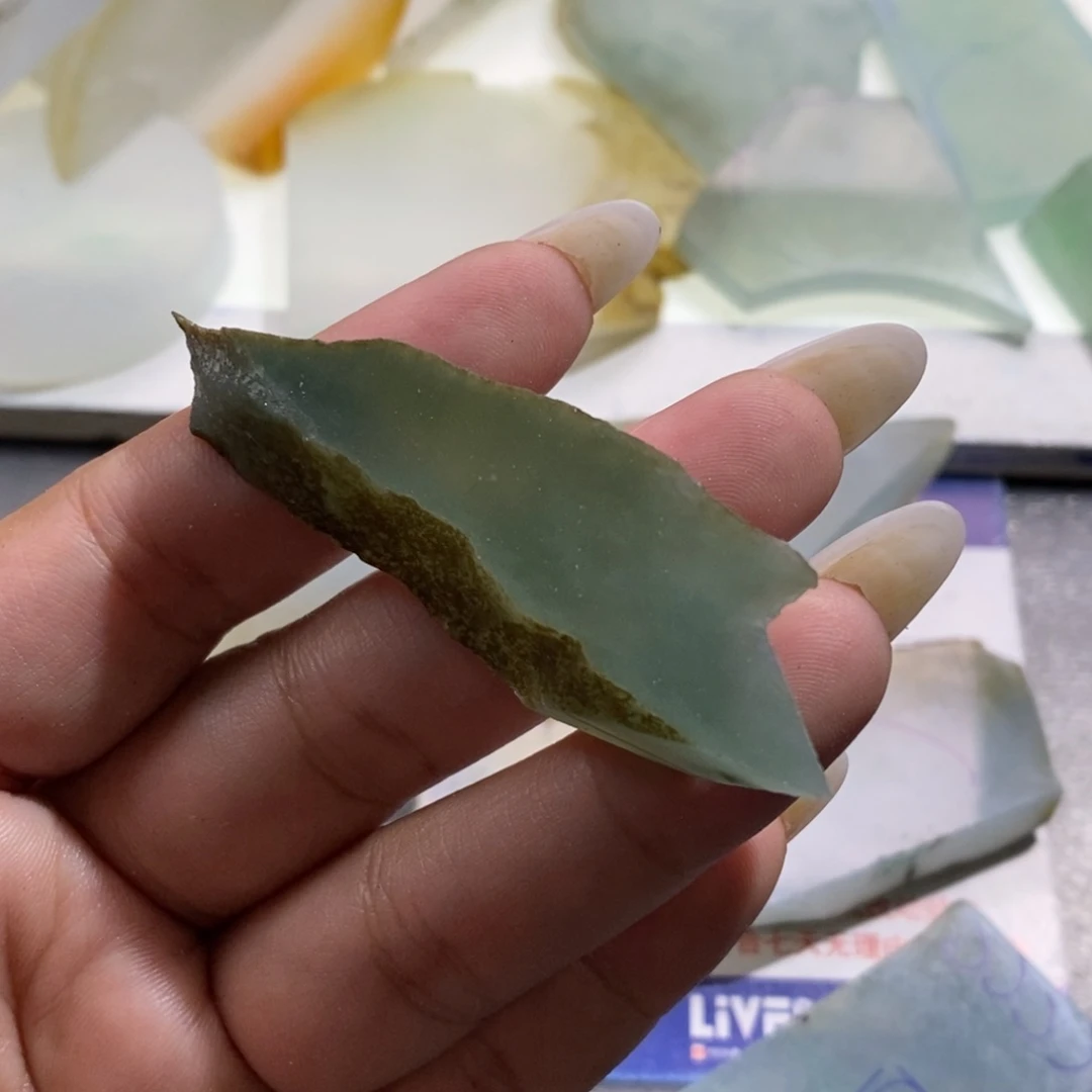 未镶嵌挂件翡翠大**?