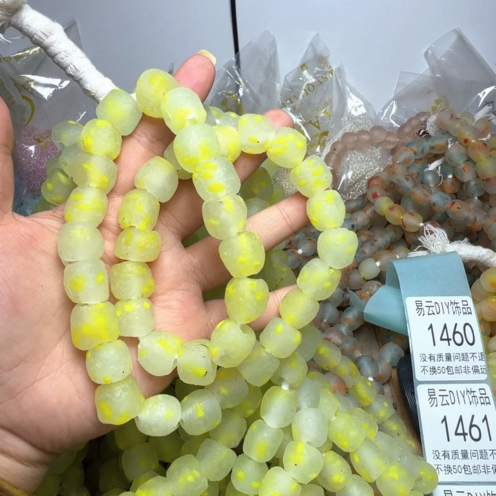 琉璃颈饰1460。     一条