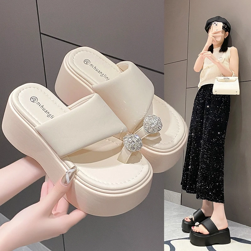 8cm增高凉拖鞋女夏外穿2025新款仙女风厚底水钻一字沙滩套趾拖鞋