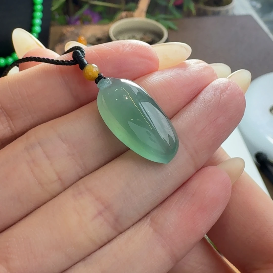 翡翠颈饰未镶嵌湖水绿胶块福瓜