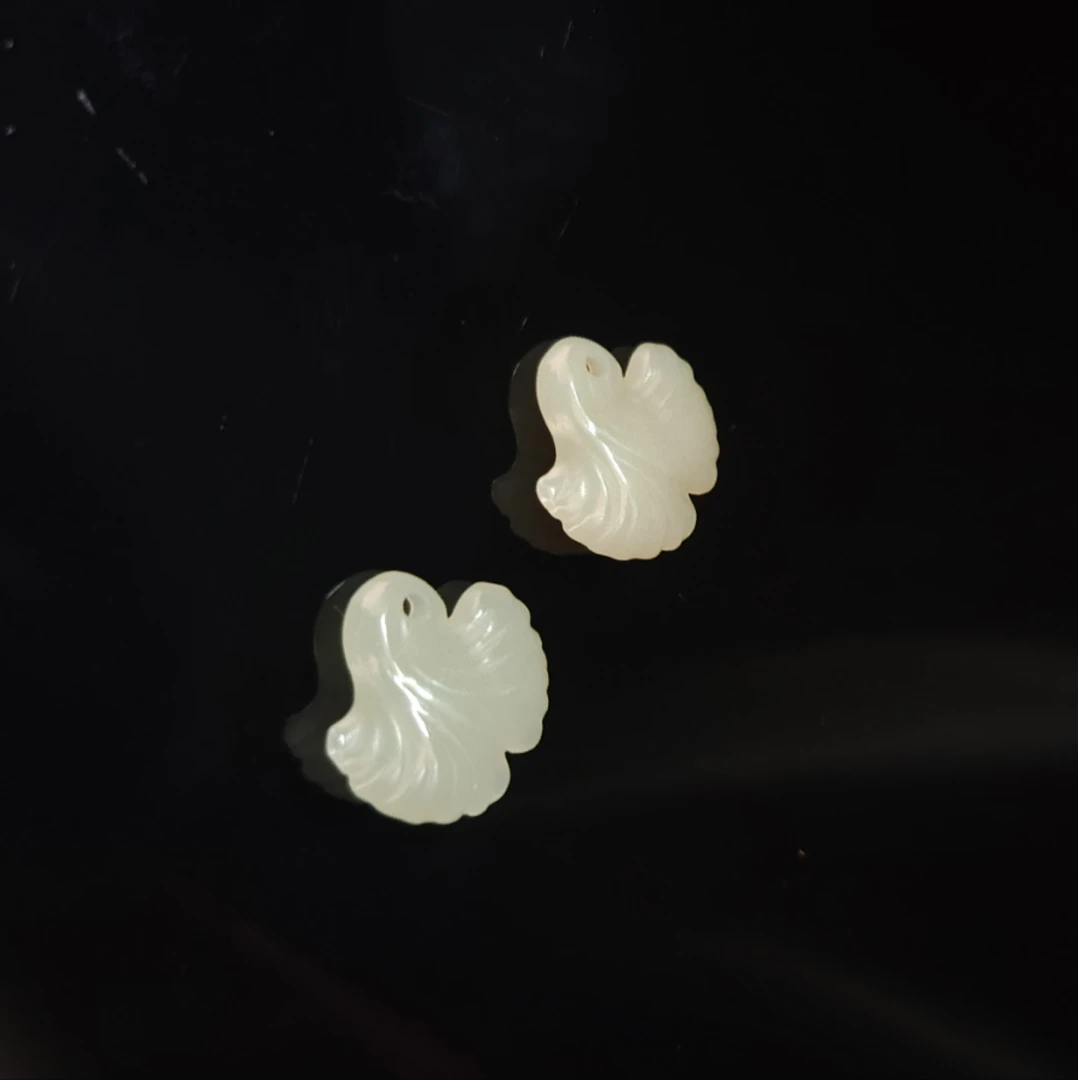 新疆和田玉且末料青白玉叶子挂件 多样性发其一 精美