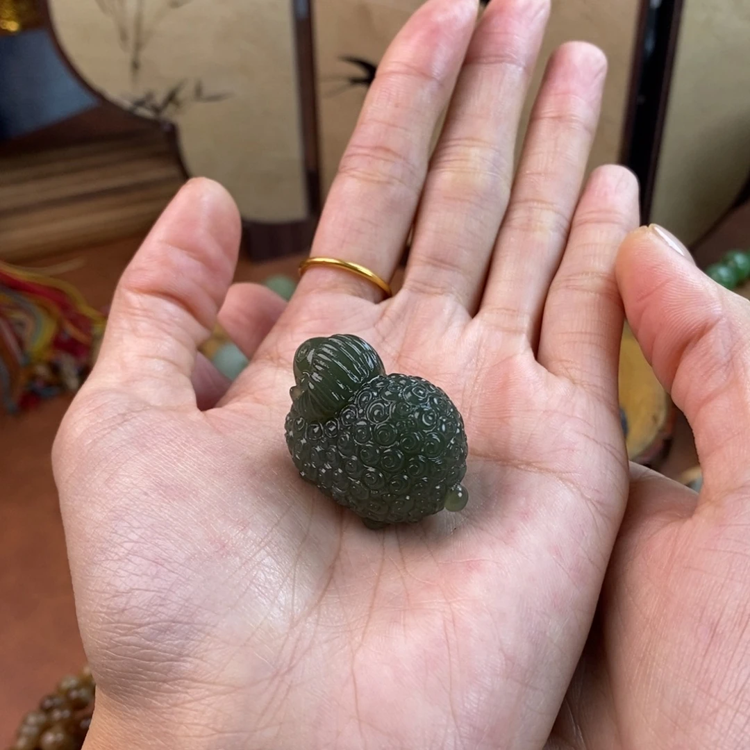 请***）和田玉未镶嵌颈饰