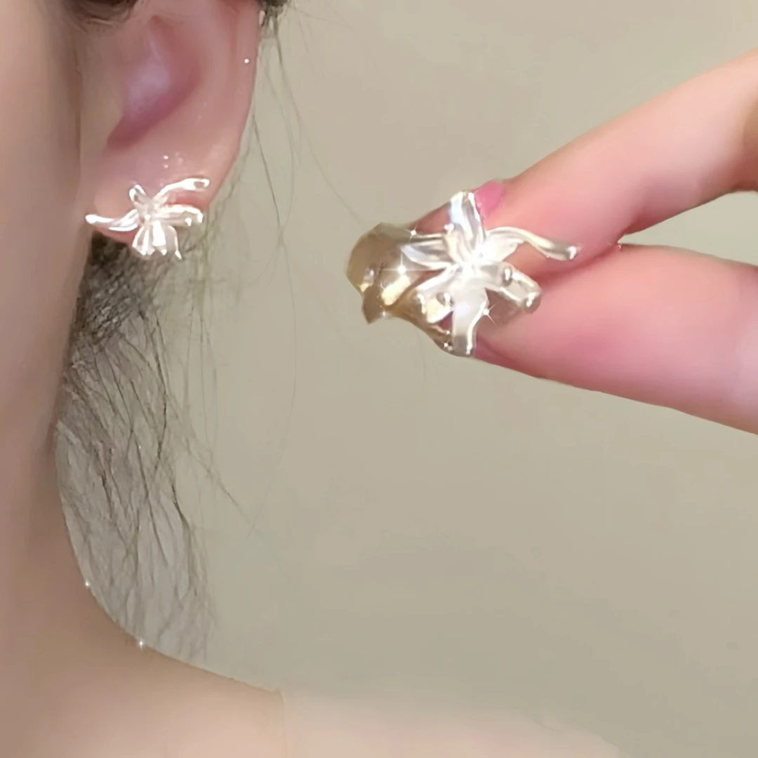 SAPTEFAMOU 铜合金耳饰 白色哑光花朵925银耳环女超仙气质高级感
