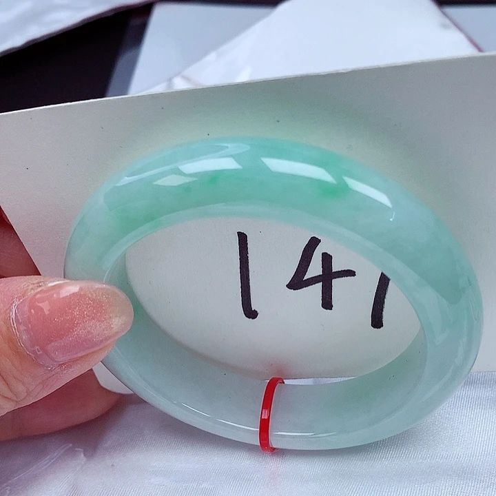 翡翠手镯未镶嵌翡翠