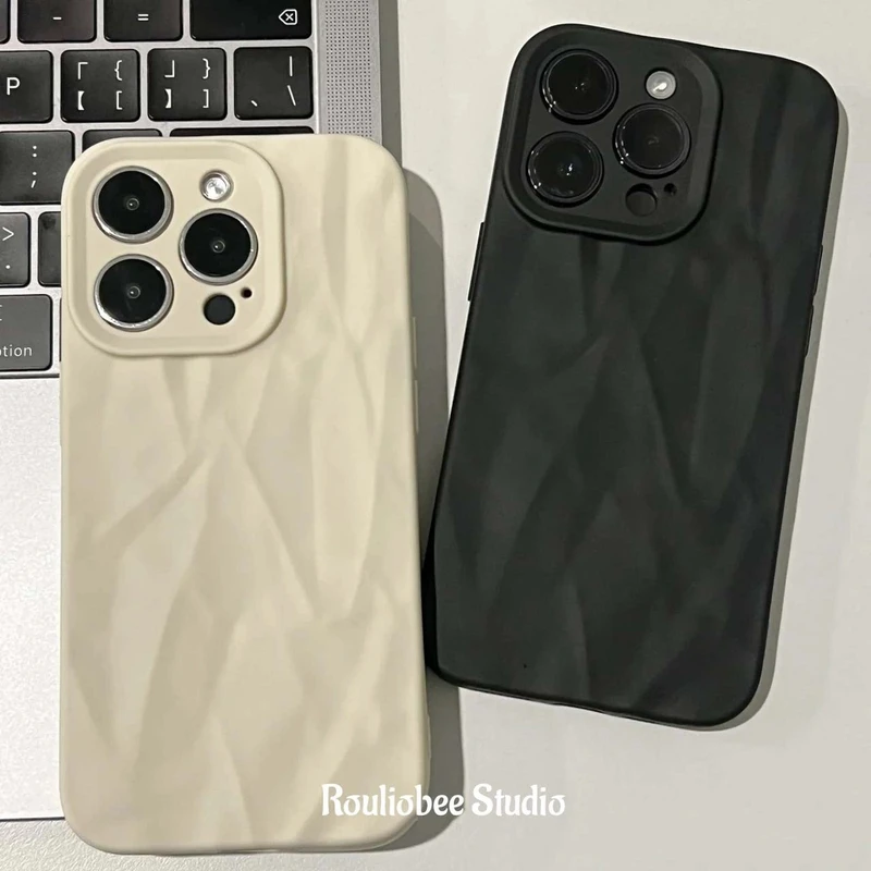 适用高级黑褶皱iPhone15Promax手机壳苹果13/14小众百搭12全包11