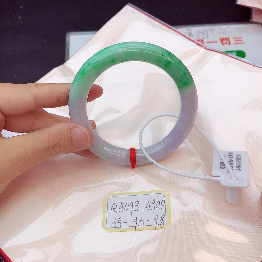 翡翠手镯未镶嵌翡翠