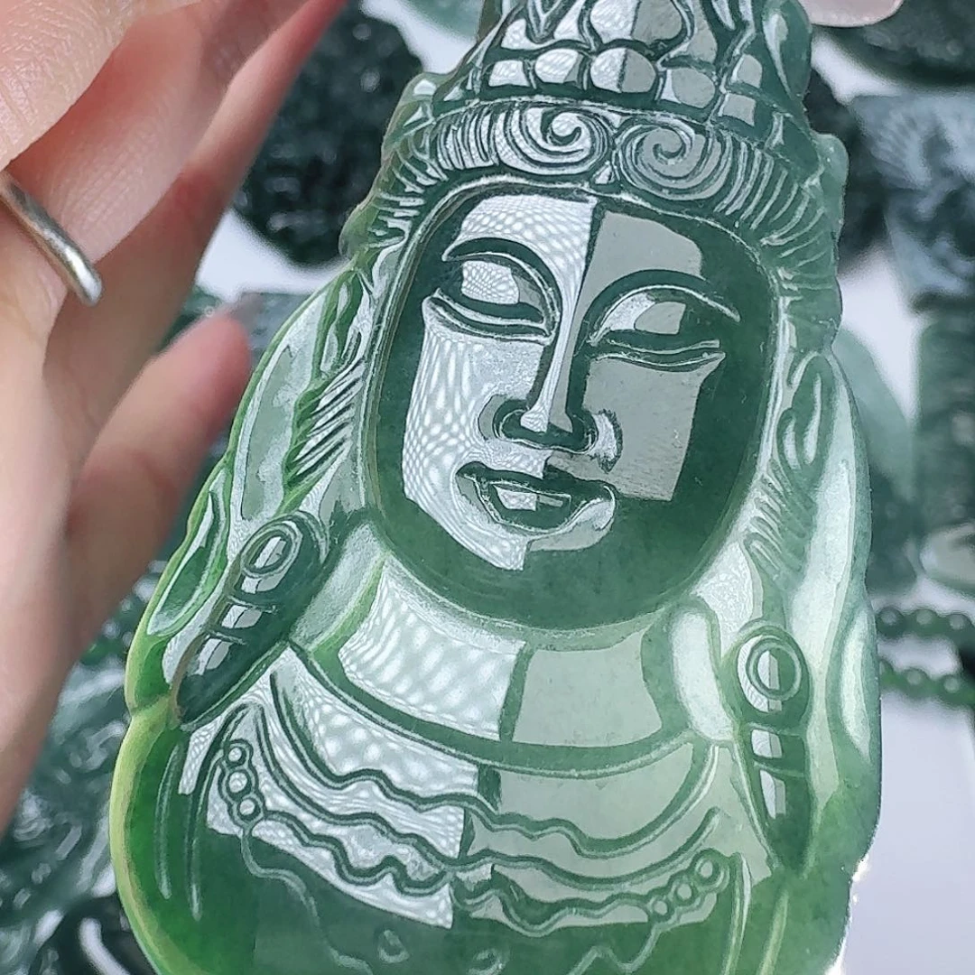 翡翠未镶嵌颈饰多样性发其一