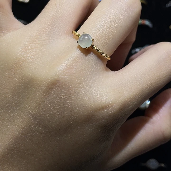 翡翠未镶嵌颈饰戒指