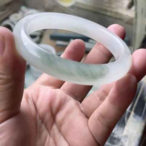 沈***扬未镶嵌手镯石英质玉（金丝玉）