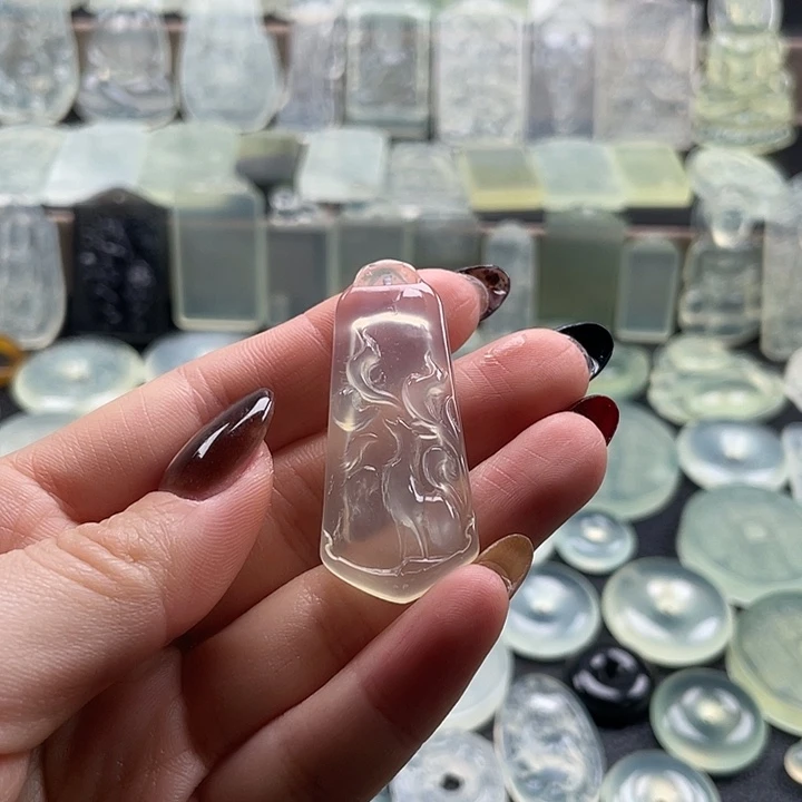 岫玉未镶嵌颈饰九尾狐