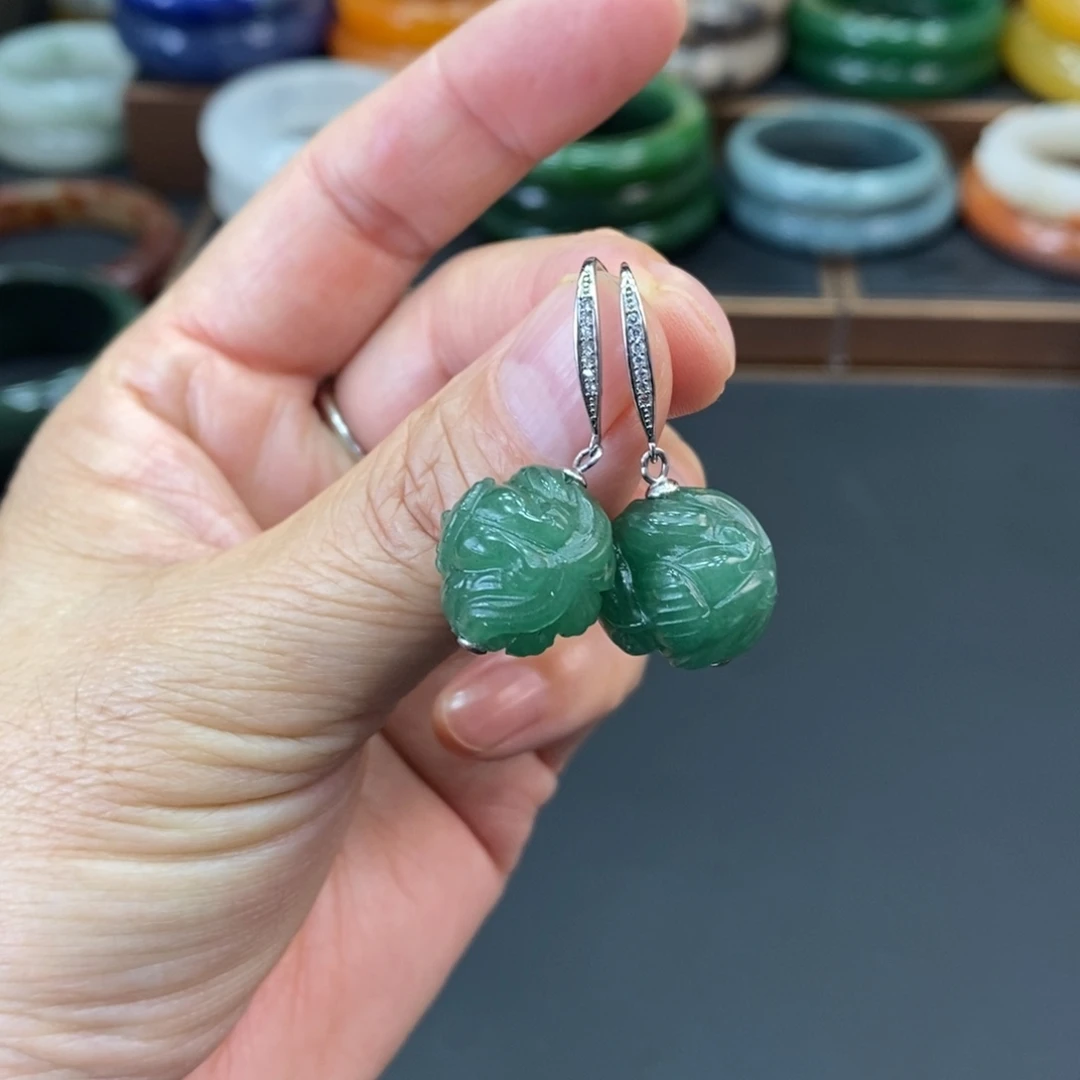 未镶嵌耳钩石英质玉