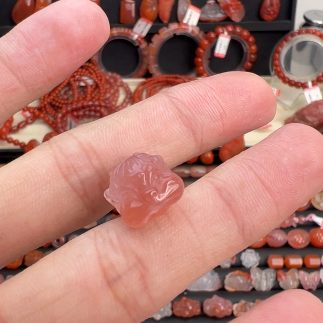 南红玛瑙未镶嵌颈饰飞天貔貅