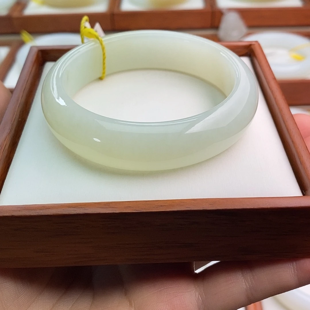 跳***姥和田玉（白玉）手镯未镶嵌