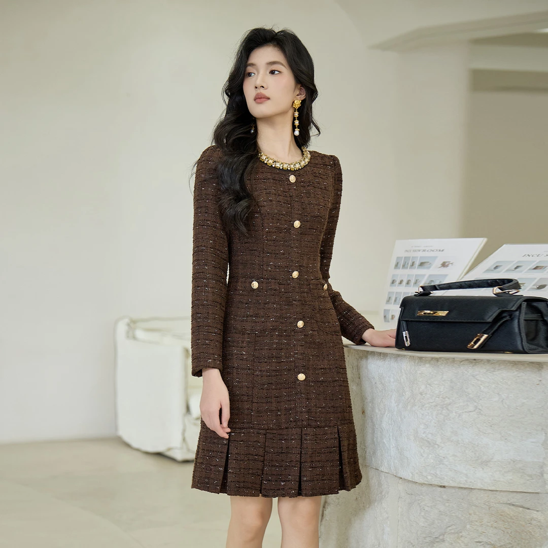 奢姿大码女装2025秋季减龄钻饰小香风连衣裙胖妹妹百褶时尚裙子