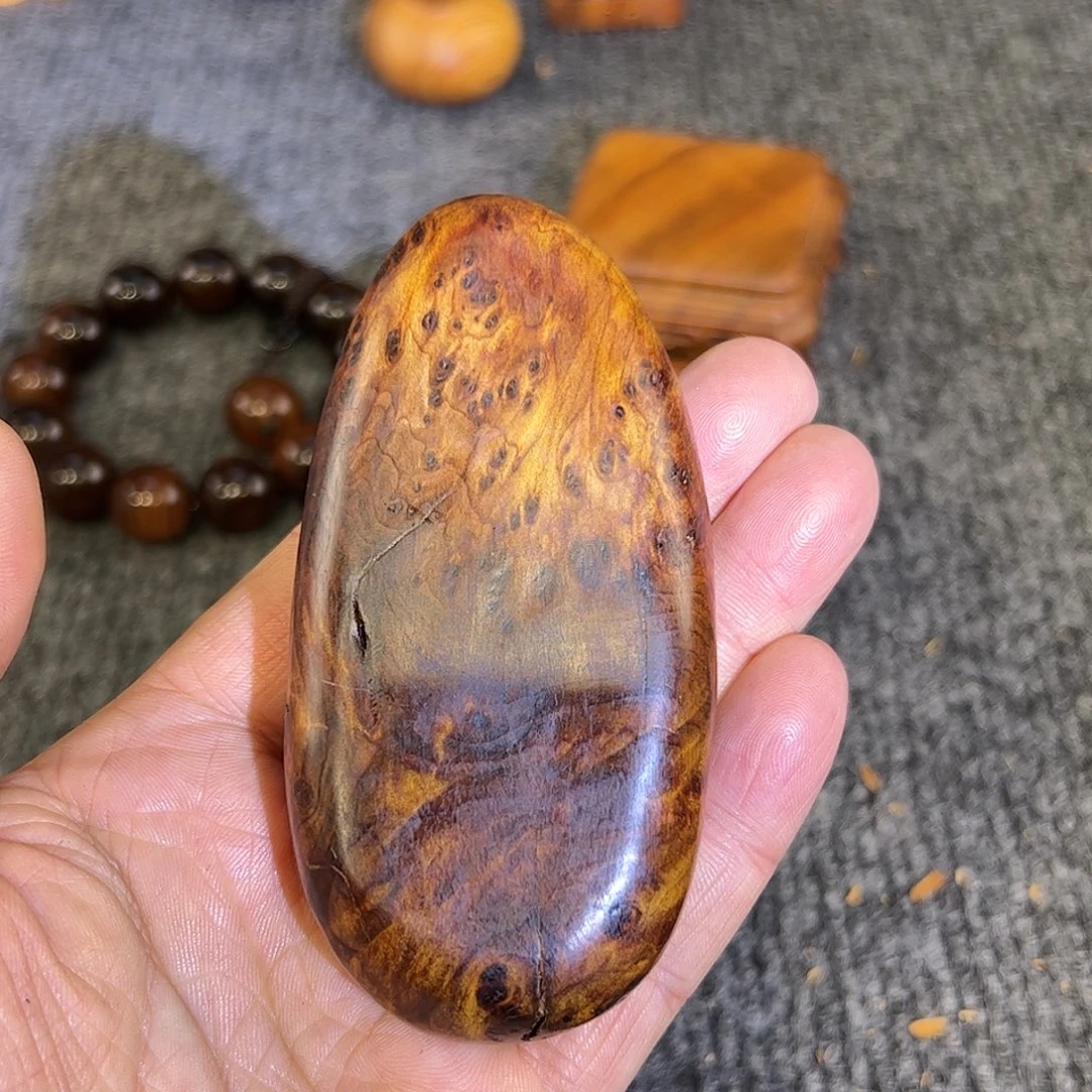 崖柏太行崖柏雷击木，黑金榴花手把件