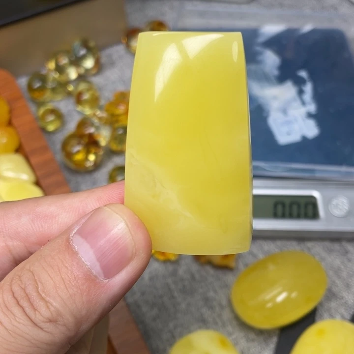 K***圆琥珀未镶嵌珠宝奇石