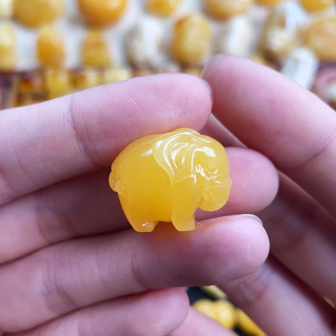 兔***菲琥珀未镶嵌珠宝奇石