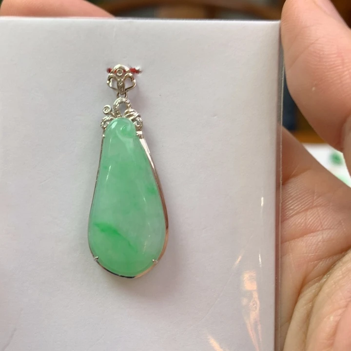 翡翠颈饰18K金镶嵌翡翠翡翠吊坠