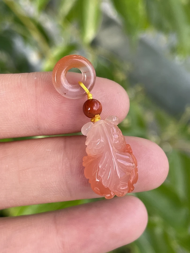 精品南红配饰金鱼，特色冰飘花，尺寸12.8x18x9.5mm