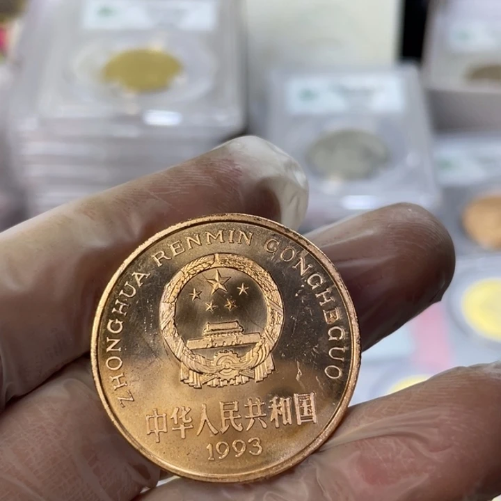其他普通金属轻微氧化的大熊猫纪念币
