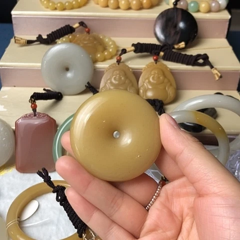 石英质玉未镶嵌颈饰