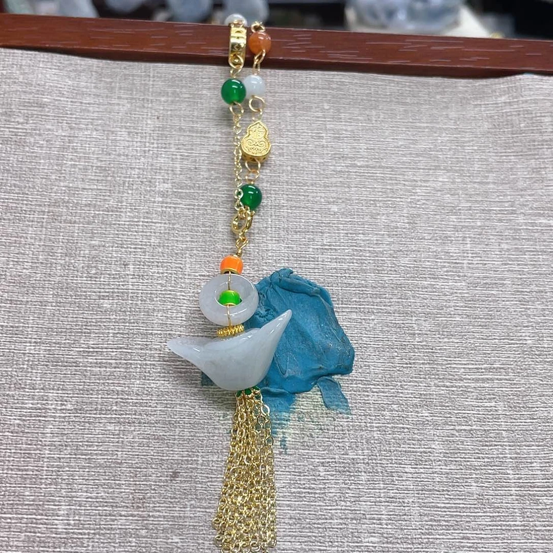 翡翠未镶嵌颈饰元宝