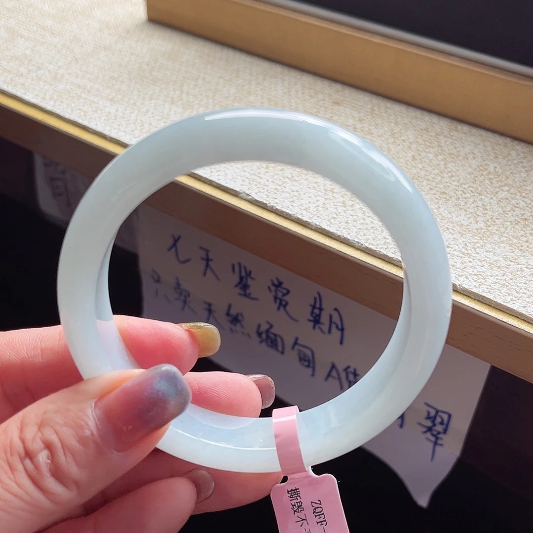 翡翠手镯未镶嵌手镯