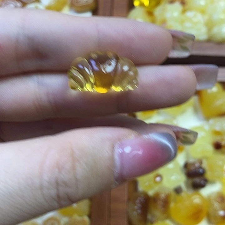 橄榄核吊坠牛角包