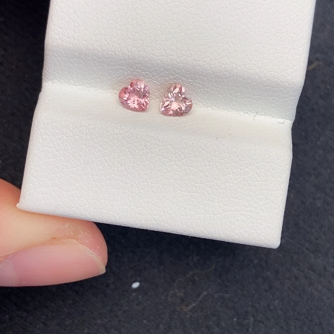 碧玺爱心碧玺两粒未镶嵌