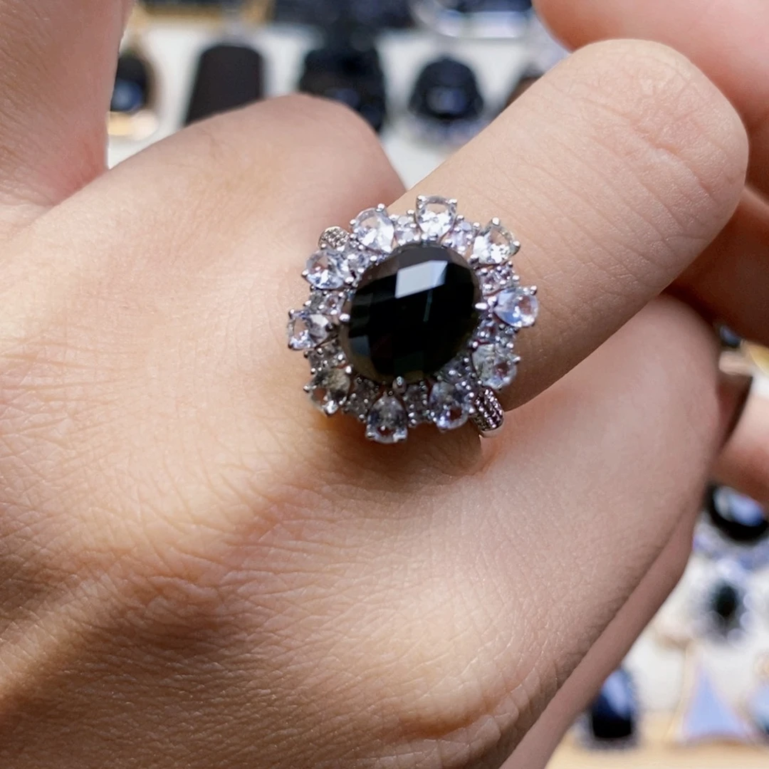 18K金镶嵌定制翡翠墨翠蛋面女戒