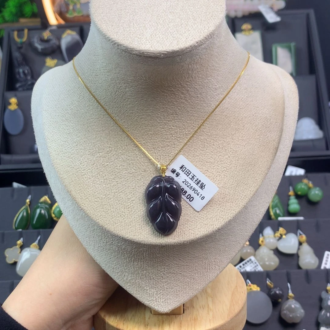 和田玉吊坠18K金镶嵌