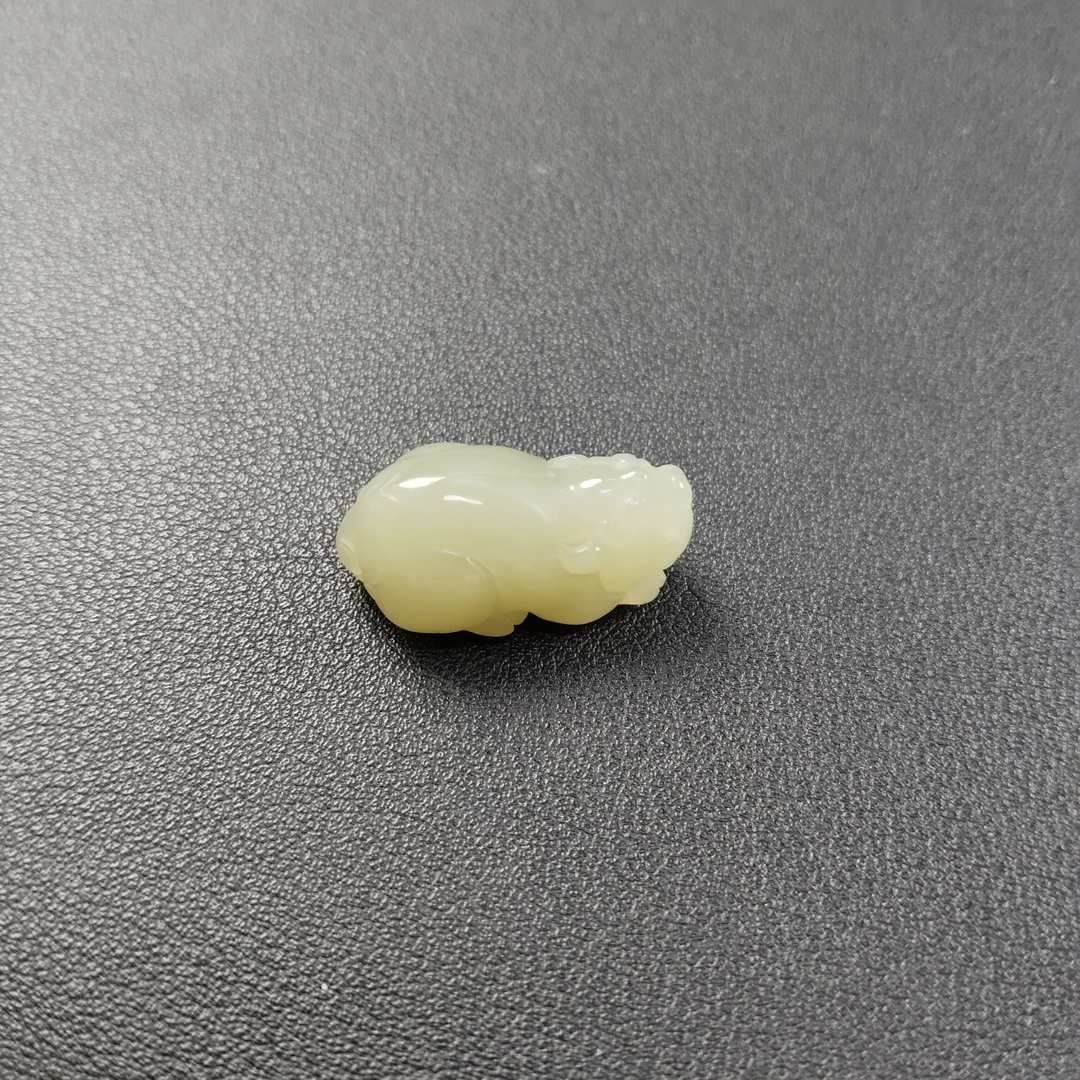 和田玉貔貅挂件  A 82411