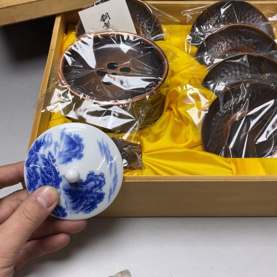 瓷片坦**九密密麻麻地排列着一个