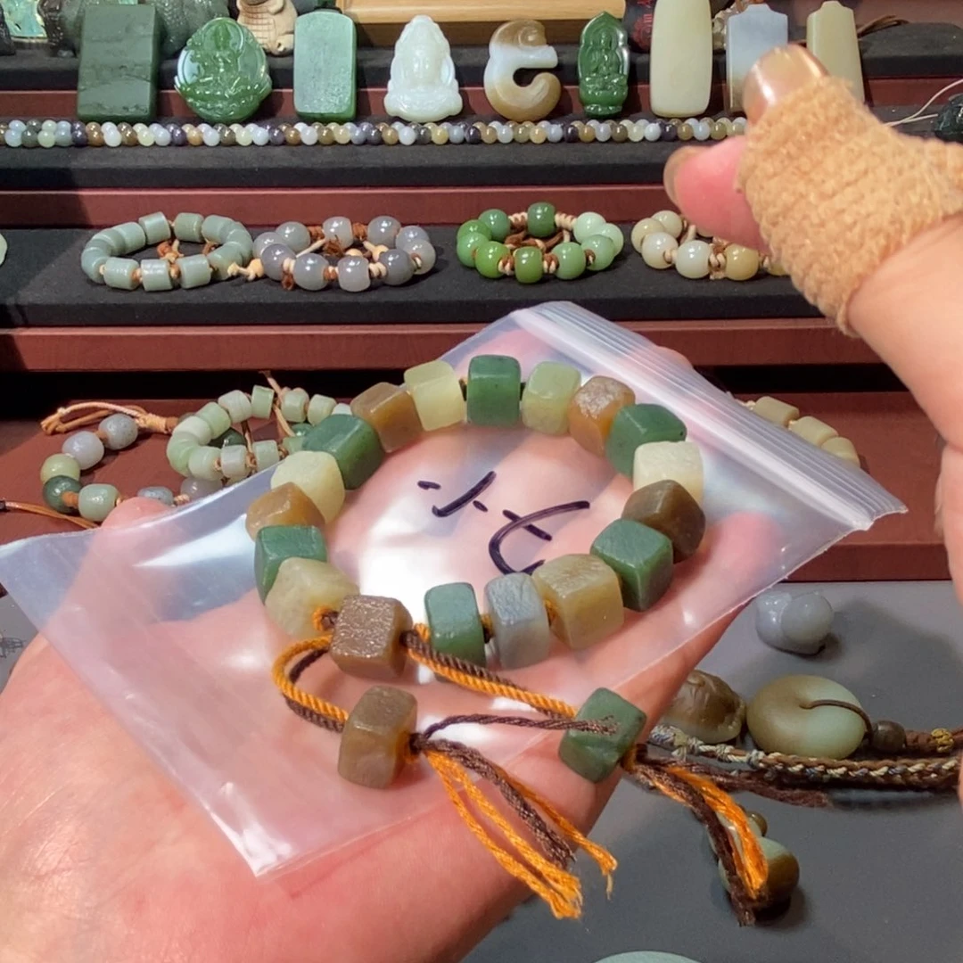 燕***七和田玉未镶嵌颈饰