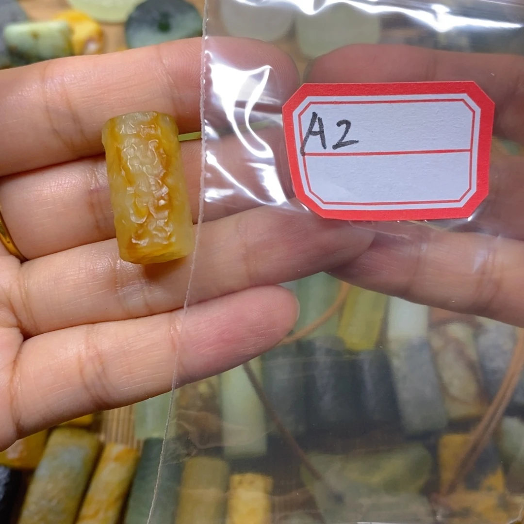 蛇纹石玉未镶嵌颈饰幸**狗