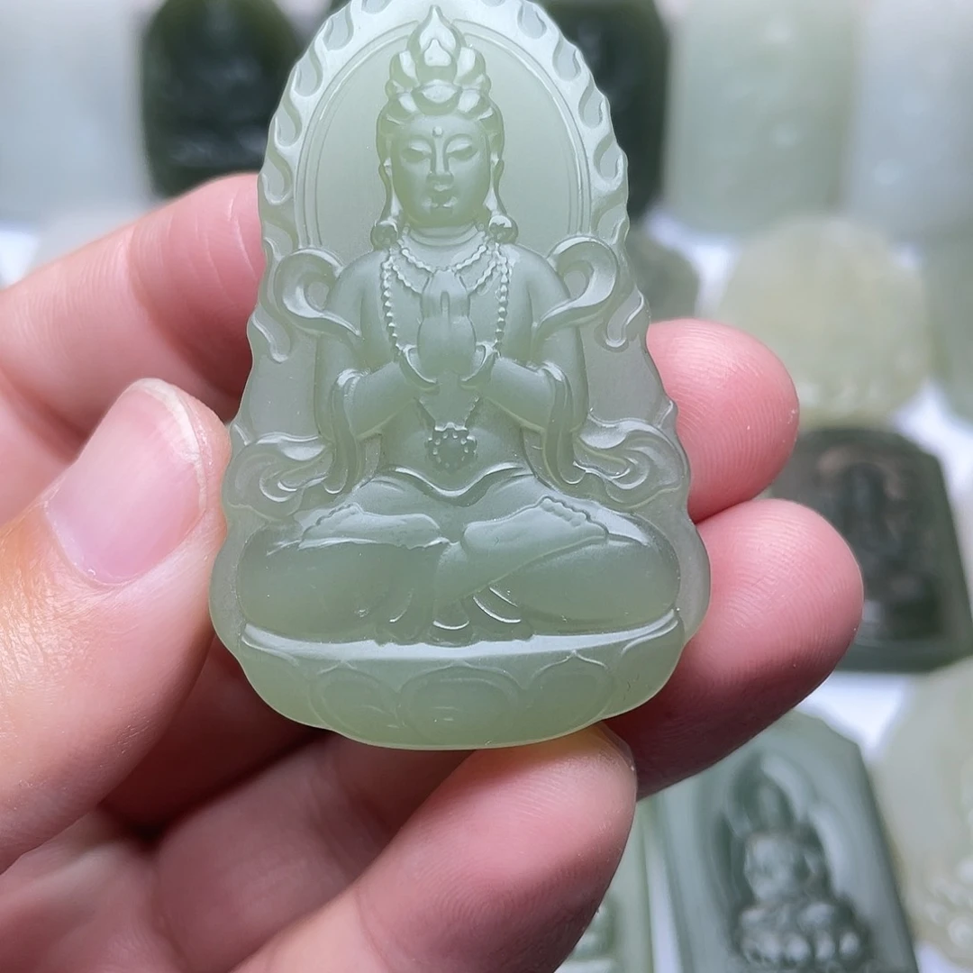 小***飞和田玉未镶嵌颈饰