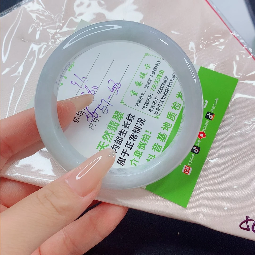 翡翠手镯未镶嵌翡翠