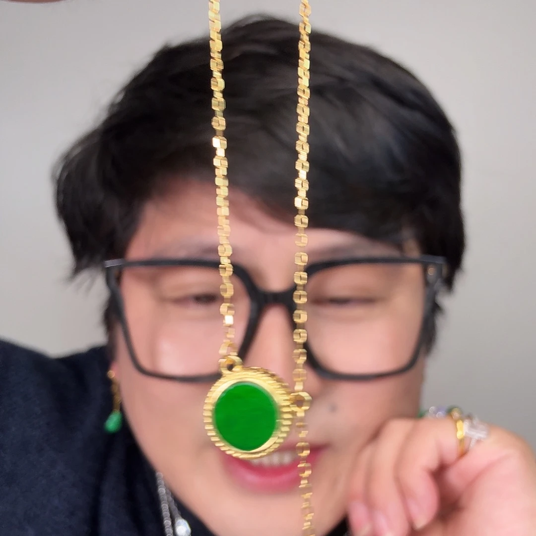 翡翠未镶嵌颈饰一件